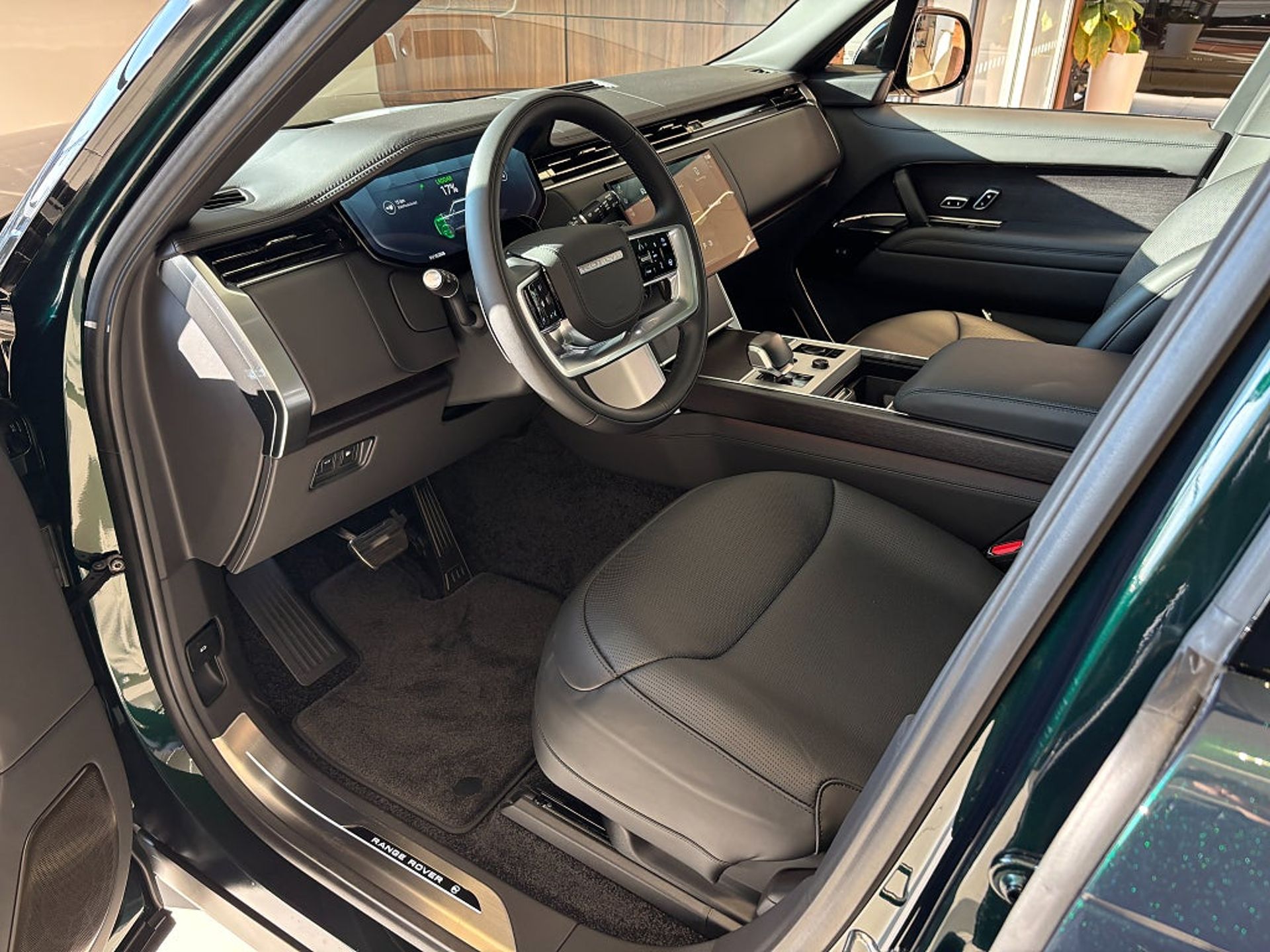 Land Rover Range Rover P550e SV 2027, photo 7/10