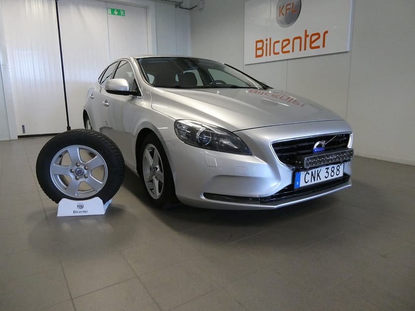 Bild 1 av Volvo V40 D2 Momentum Värmare-PDC-BT-NYSERVAD*KAMREMSBYTT*SoV