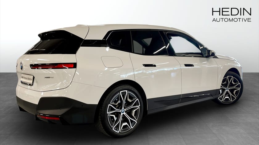 Bild 2 av BMW iX xDrive40 326hp 22 tum Kupévärmare Navi Carplay