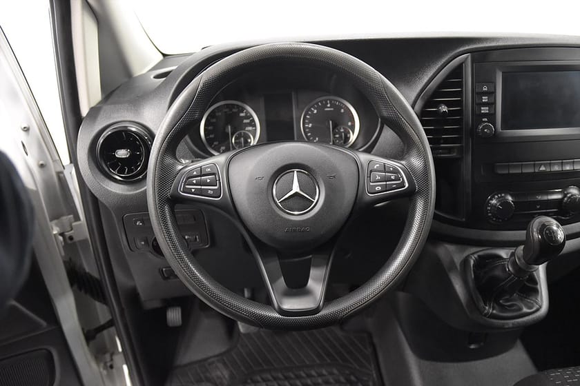 Bild 2 av Mercedes-Benz Vito 110 CDI 2.8t L2 D-värm B-kam Moms Dragkrok 102hk