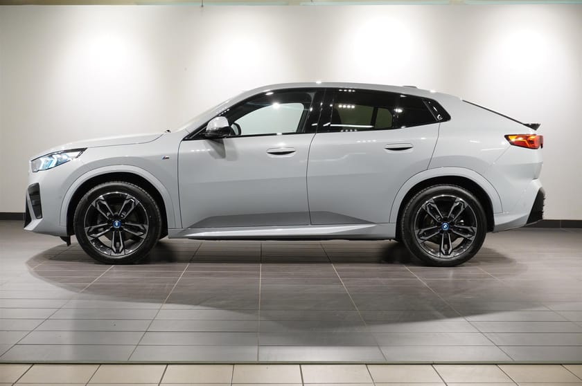 Bild 3 av BMW iX2 eDrive20 xDrive20 M Sport Innovation Fartpilot Headup PA BSI