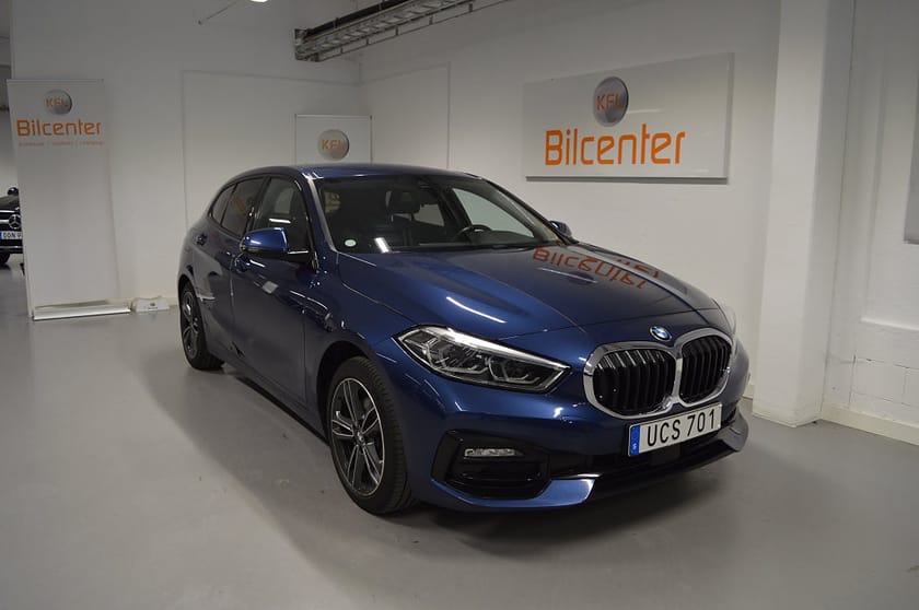Bild 3 av BMW 118i Sport line V-Däck ingår Drag-Navi-CarPlay-PDC-FartH-BT