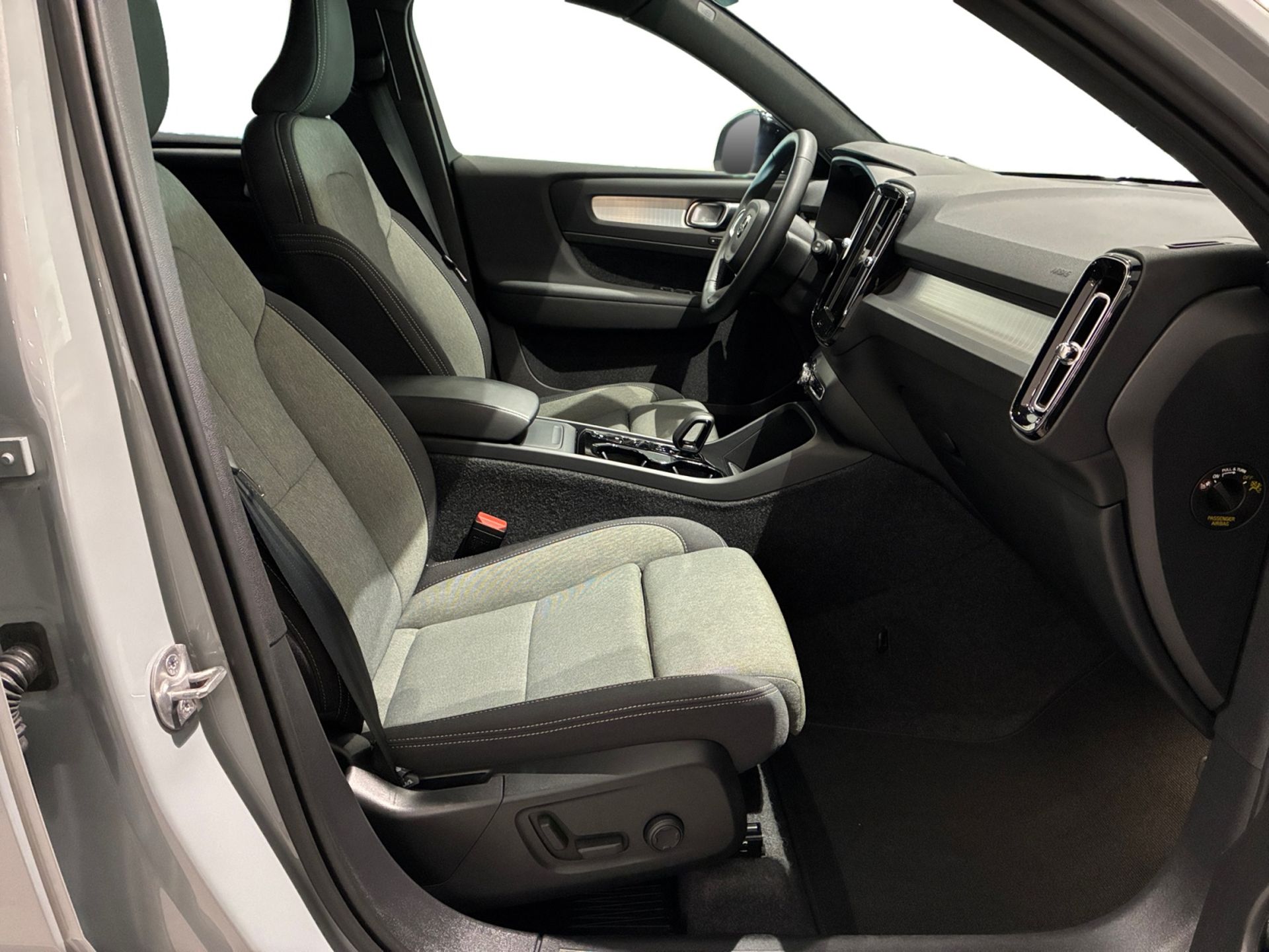 Volvo XC40 B3 FWD Bensin Plus Dark 2025, bild 3/10