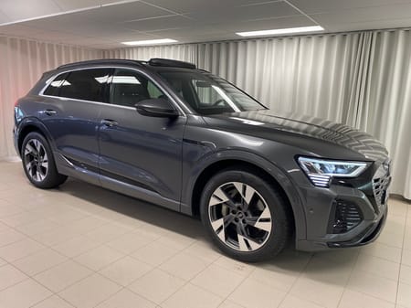 Audi Q8 55 e-tron quattro 300KW "SE SPEC"