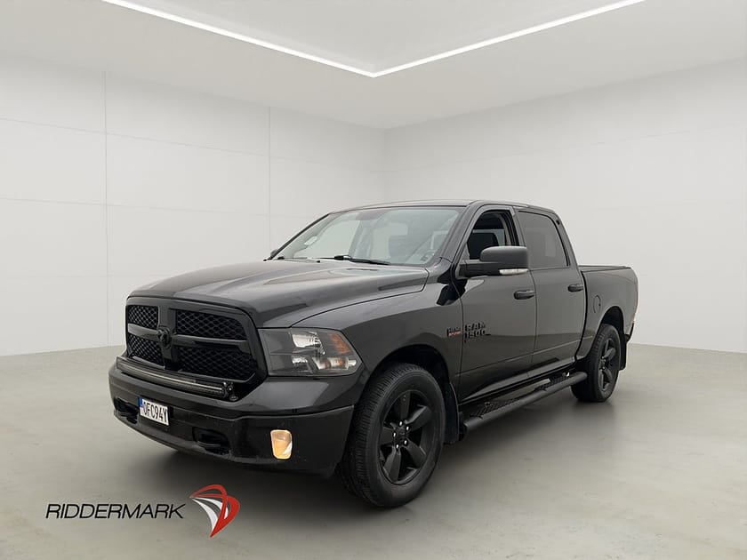 Bild 3 av RAM 1500 Crew Cab Dodge Classic Night V8 4x4 Dragkrok Alpine Taklucka Moms