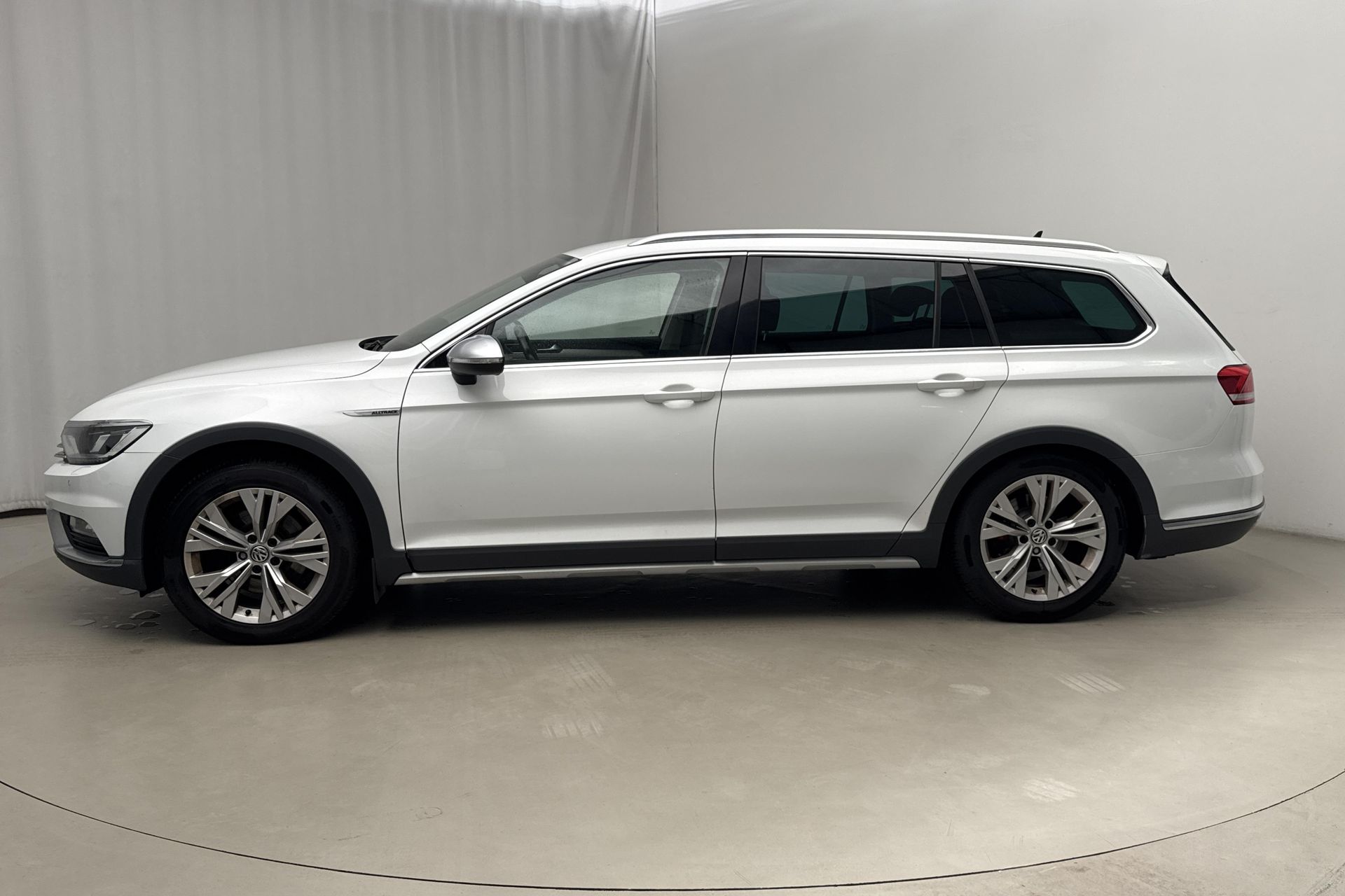 Volkswagen Passat 2017, photo 2/10