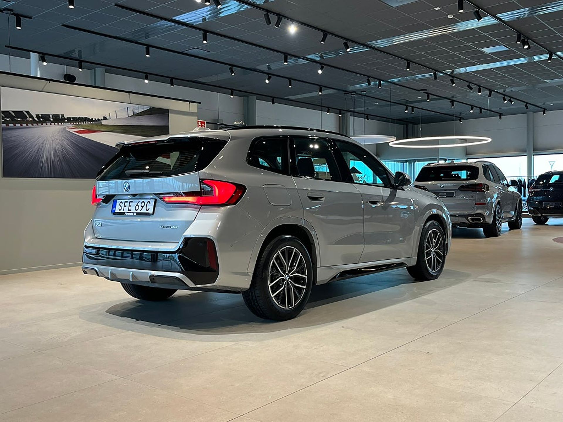 BMW iX1 eDrive20 M Sport 2026, photo 4/10