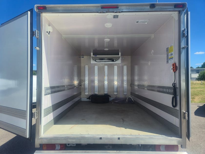 Bild 5 av Iveco Daily 35-140 Chassi Cab Kylbil med Påbyggt Skåp Dubbeldörrar och bakgavelhiss Nat