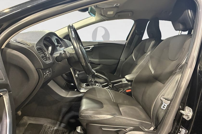 Bild 3 av Volvo V40 D2 115 HK MOMENTUM DRAG NAVI D-VÄRM KAMREM BYTT 16"