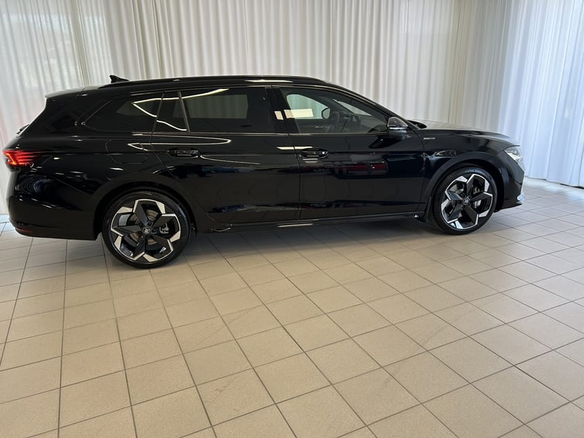 Bild 2 av Škoda Superb iV Kombi COMBI SPORTLINE 1,5 TSI 204 HK 6 VXL DSG