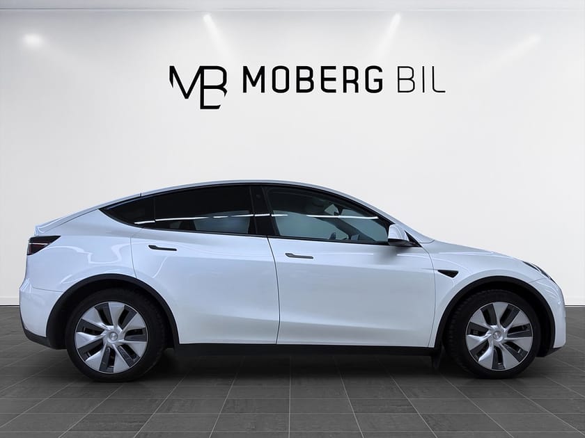 Bild 4 av Tesla Model Y Long Range AWD 514hk Pano Läder Navi Drag B-Kamera
