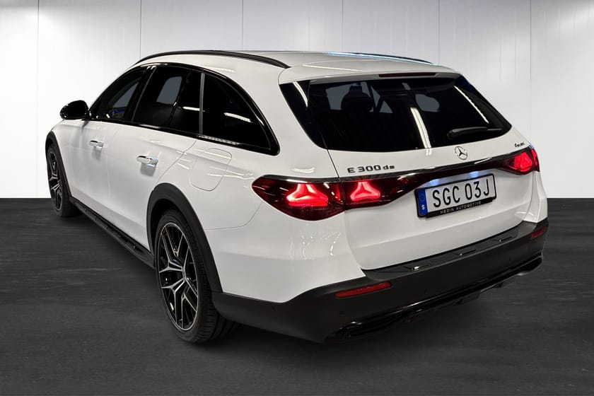 Bild 4 av Mercedes-Benz E 300 de 4MATIC All-Terrain 4M | Burmester | Drag | 360 | HUD | Nightpaket |