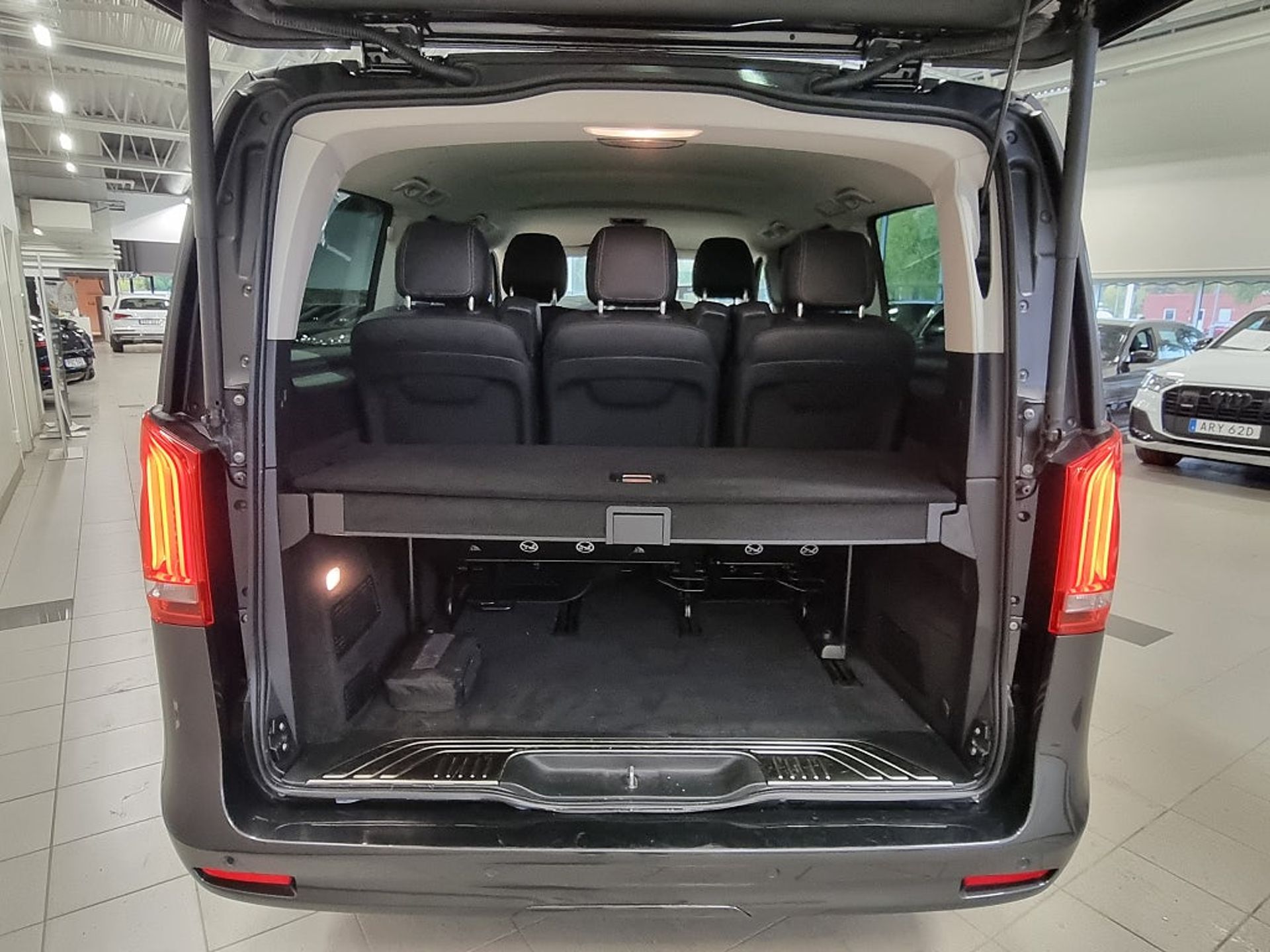 Mercedes-Benz V 2024, photo 7/10