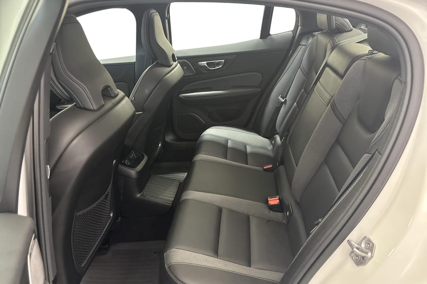 Bild 5 av Volvo S60 T8 AWD R-Design/ V-hjul/ Bower & Wilkins