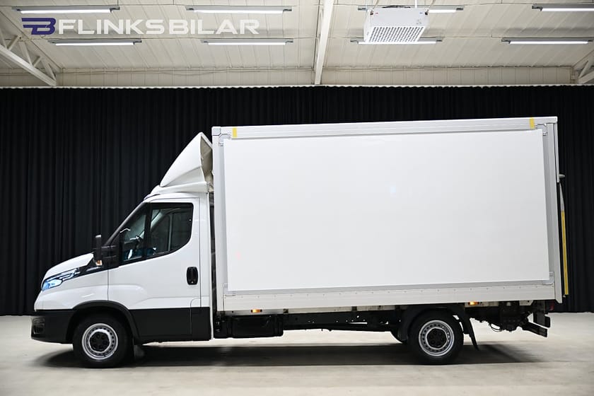 Bild 2 av Iveco Daily 35-160 Chassi Cab 156HK Automat|Volymskåp|Bakgavellyft|LED|Sidodörr|Moms