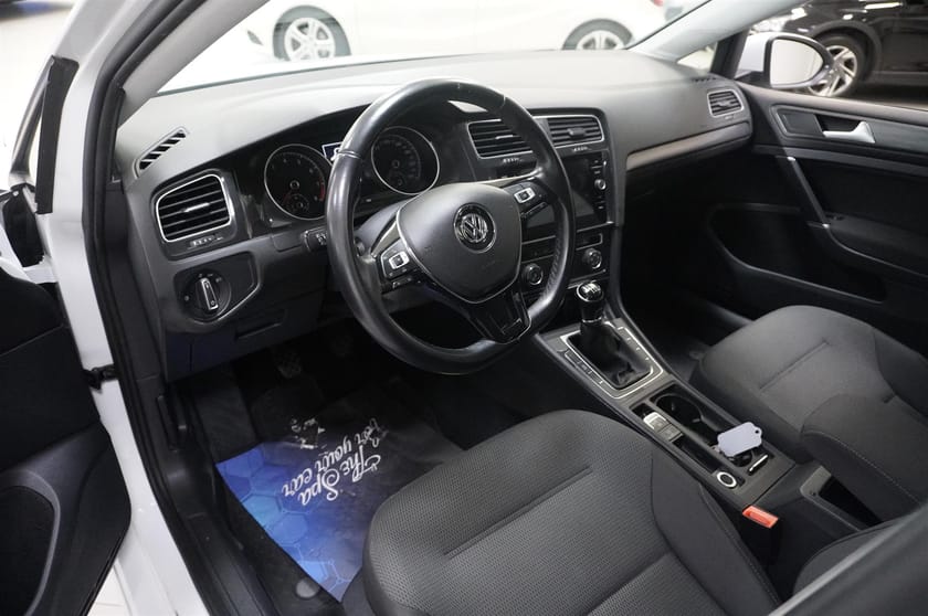 Bild 2 av Volkswagen Golf Sportscombi 1.0 TSI 110 hk Drag B-Kamera