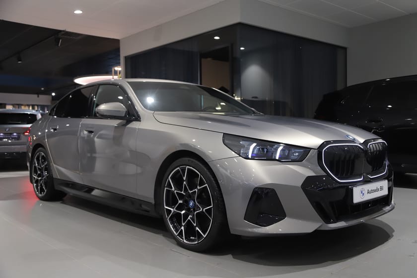 Bild 2 av BMW 550e xDrive Sedan M Sport // M Performance