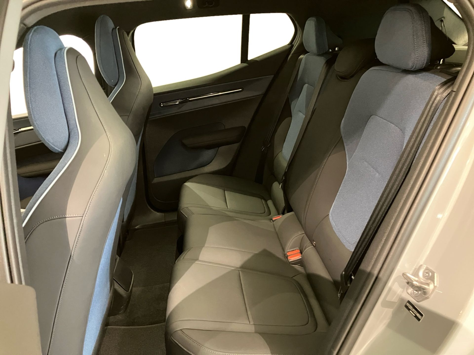 Volvo EX30 2025, photo 7/10