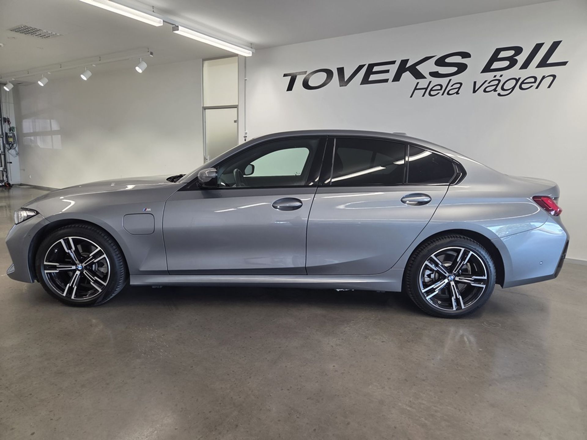 BMW 330 e xDrive Sedan 2025, bild 2/16