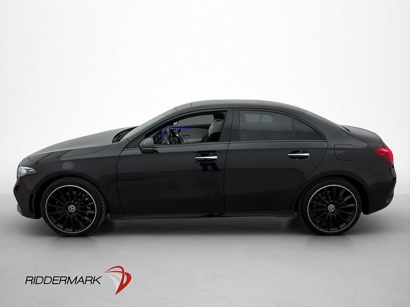 Bild 4 av Mercedes-Benz A 250 e Sedan AMG Line Night paket Pano Burmester Drag