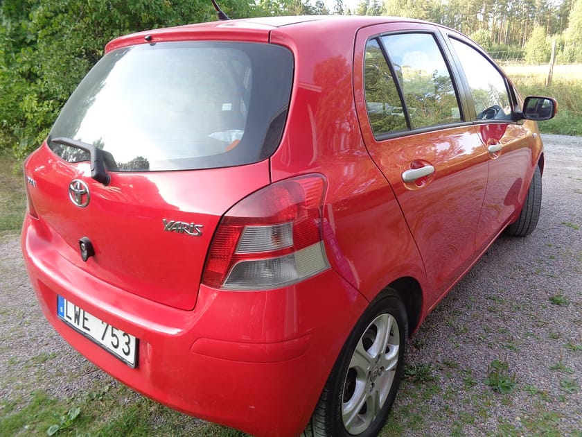 Bild 2 av Toyota Yaris 5D 1.33 VVT-i  EN ÄG/FULLSERVAD/AC/ÅRSSK 558:-/FINANS
