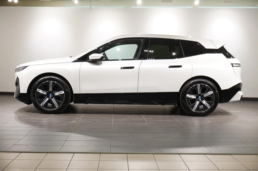 Bild 2 av BMW iX xDrive40 Sport Sky Lounge Drag Laser H K DAP