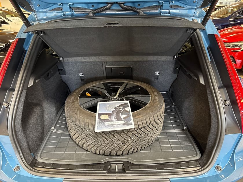 Bild 4 av Volvo EX40 Single Motor Extended Range R Core SE🟣Parkeringskamera 360, Textilmattor, 19" Silver open spoke