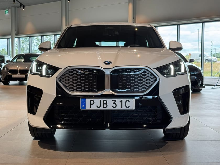 Bild 2 av BMW iX2 xDrive30 M Sport D/A Pro Rattvärme Tonade rutor Drag