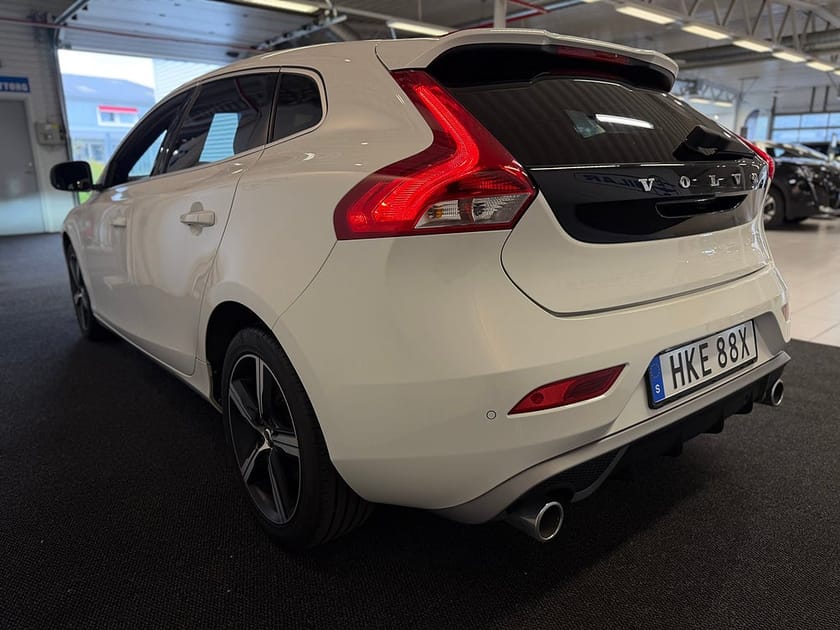 Bild 5 av Volvo V40 D3 Geartronic R-Design/ Keyless/ Drag/ Ny Kamrem/ Vhjul