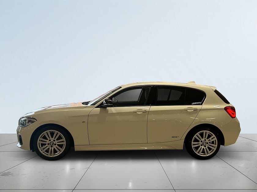 Bild 4 av BMW 118i 5-dörrars M Sport Mvärmare Svart innertak Fhållare S&V