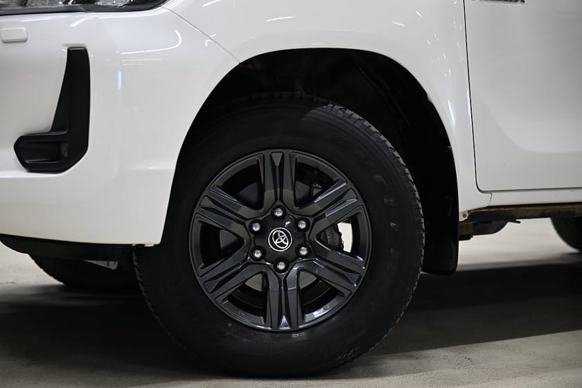 Bild 3 av Toyota Hilux Dubbelhytt 2.4 AWD 150HK Automat|Kåpa|Släde|FjärrstyrdVärmare|Moms
