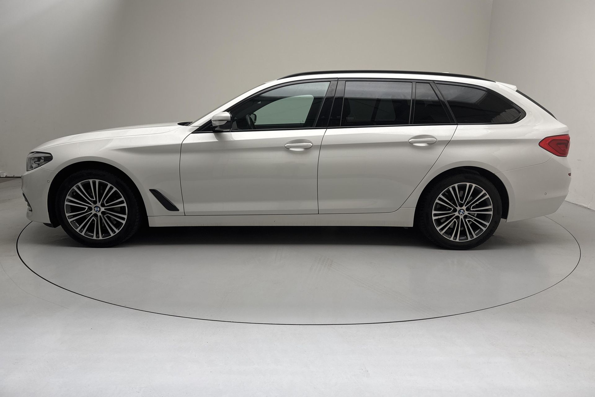 BMW 530 i xDrive Touring 2019, bild 2/10