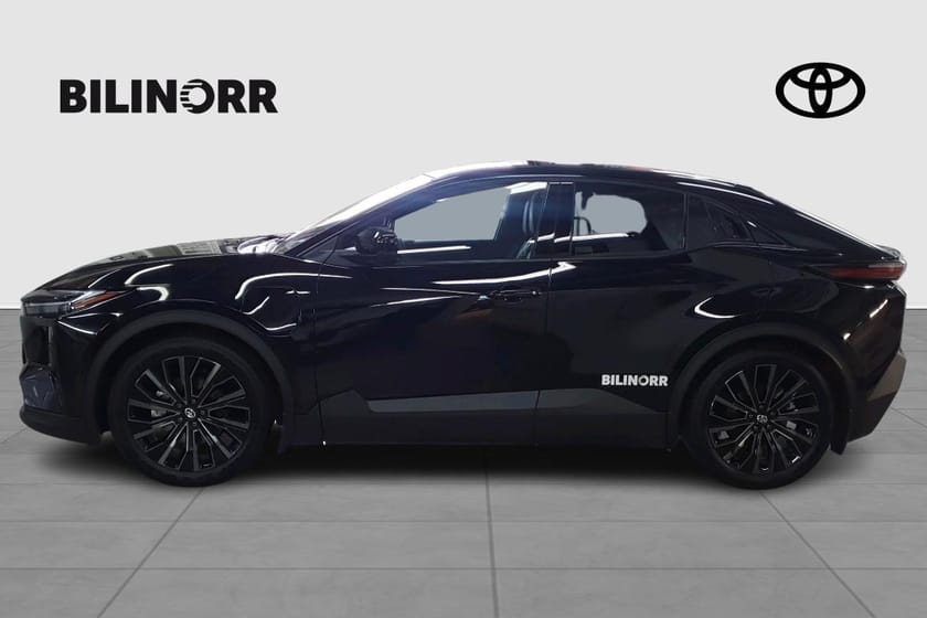 Bild 2 av Toyota C-HR+ 77 kWh Executive AWD Pano JBL Black Pack | V-Hjul | Drag |