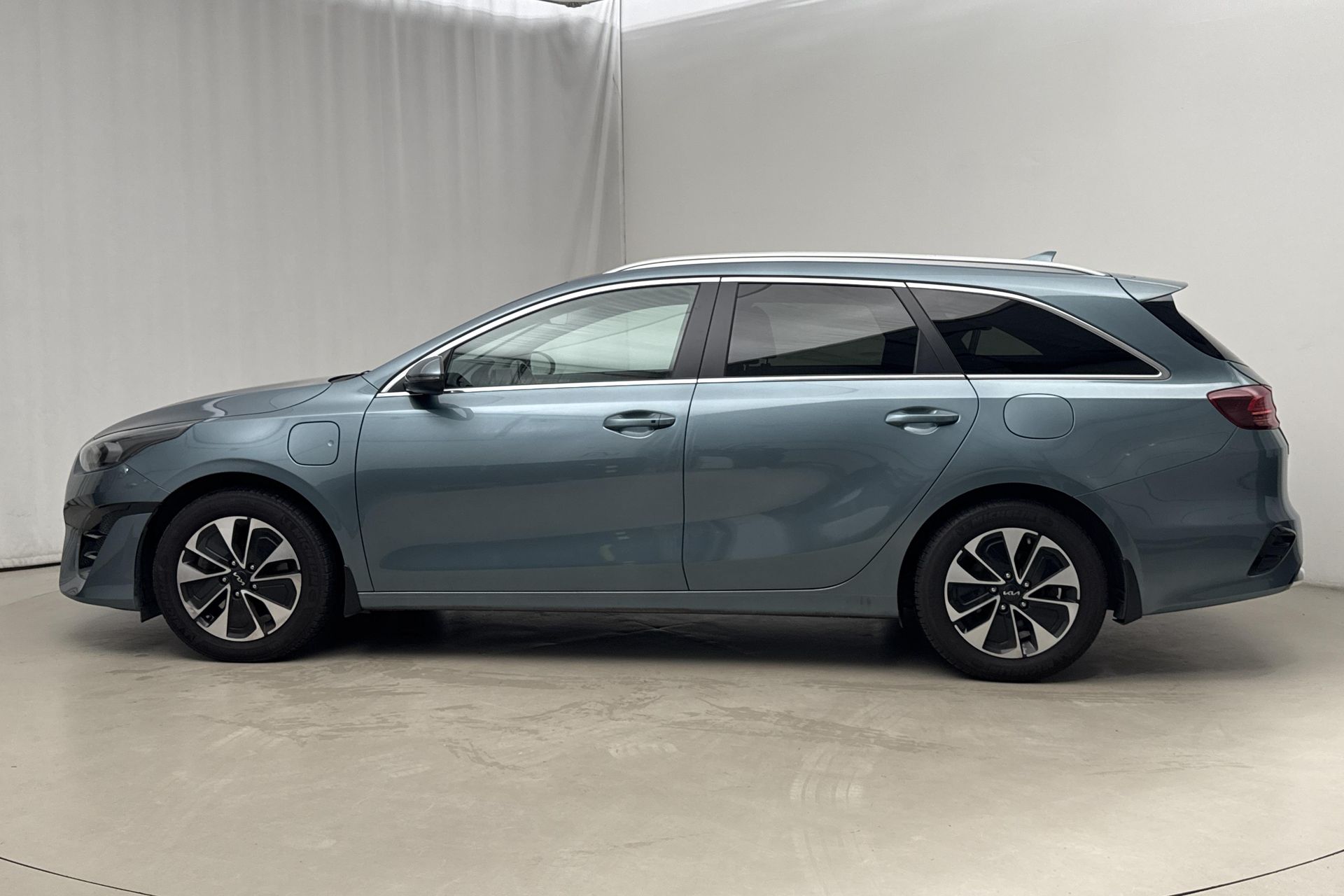 Kia Ceed Sportswagon Plug-in Hybrid 2023, photo 2/10