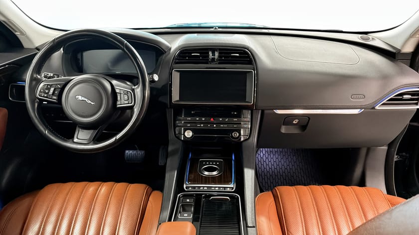 Bild 4 av Jaguar F-Pace 20d AWD 180hk Dragkrok Panorama Navi 22" LM-fälg