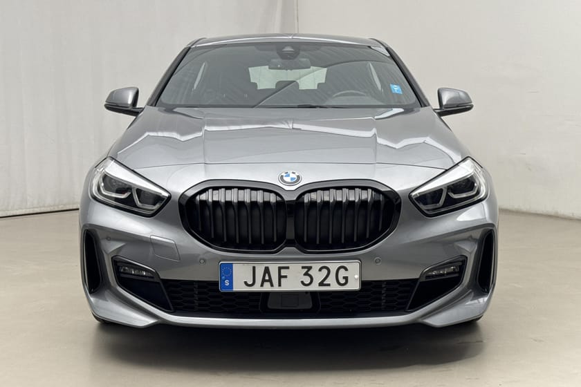 Bild 5 av BMW 118i ERROR{"data":"118 5dr, F40 (136hk)\u001e M Sport GPS HiFi"}