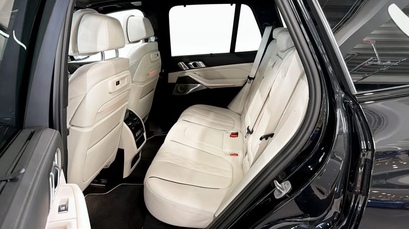 Bild 5 av BMW X5 M50i Pano skylounge B&W Massage Integral Ventilerade