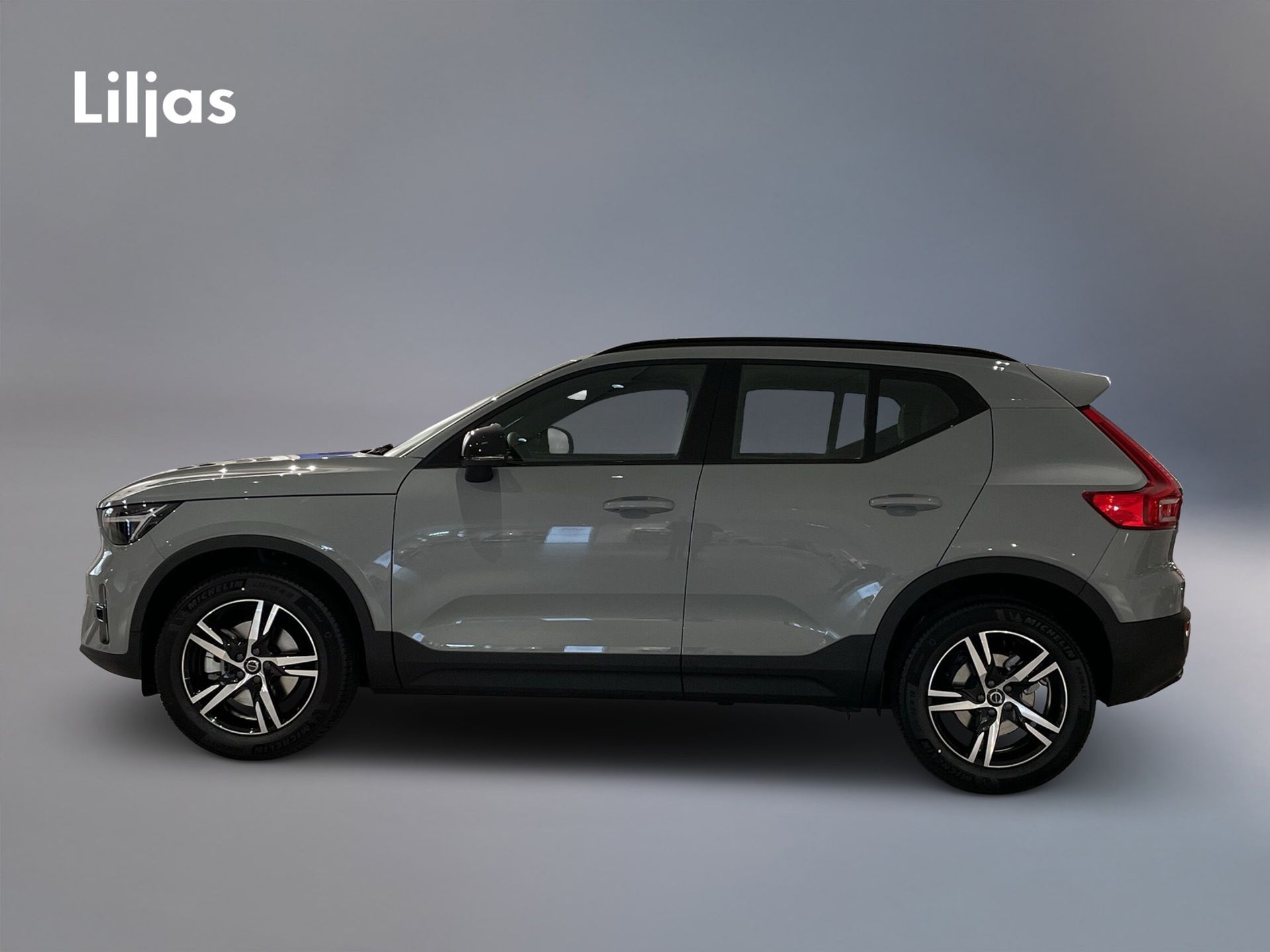 Volvo XC40 B3 FWD Bensin Plus Dark 2026, bild 2/22