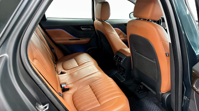 Bild 5 av Jaguar F-Pace 20d AWD 180hk Dragkrok Panorama Navi 22" LM-fälg