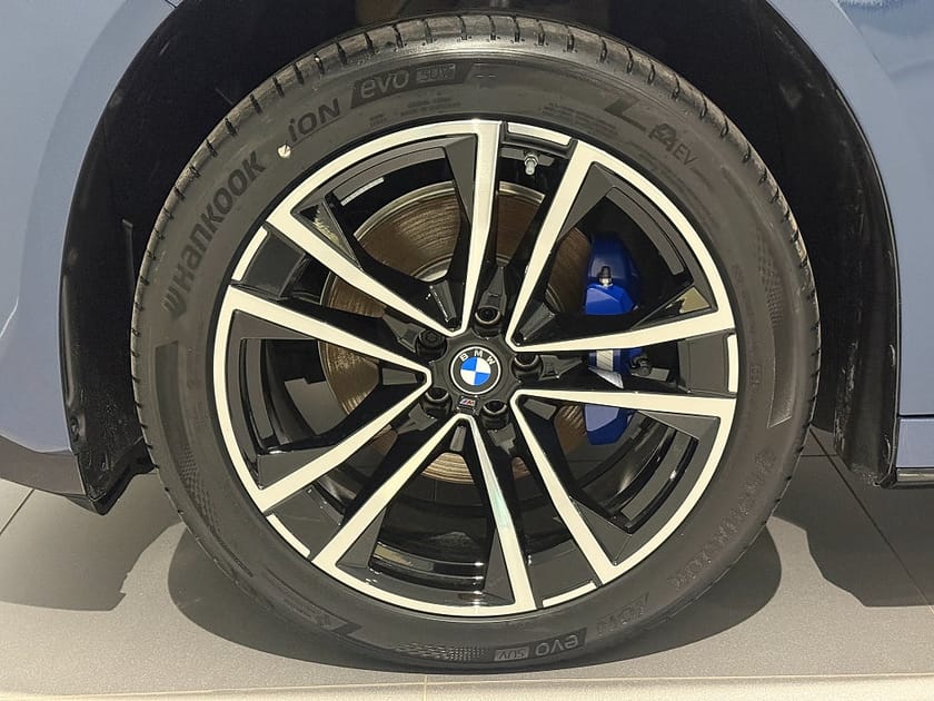Bild 5 av BMW iX3 50 xDrive Fully Charged M Sport Edition Drag 3D-HUD H/K