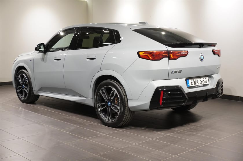 Bild 4 av BMW iX2 eDrive20 xDrive20 M Sport Innovation Fartpilot Headup PA BSI