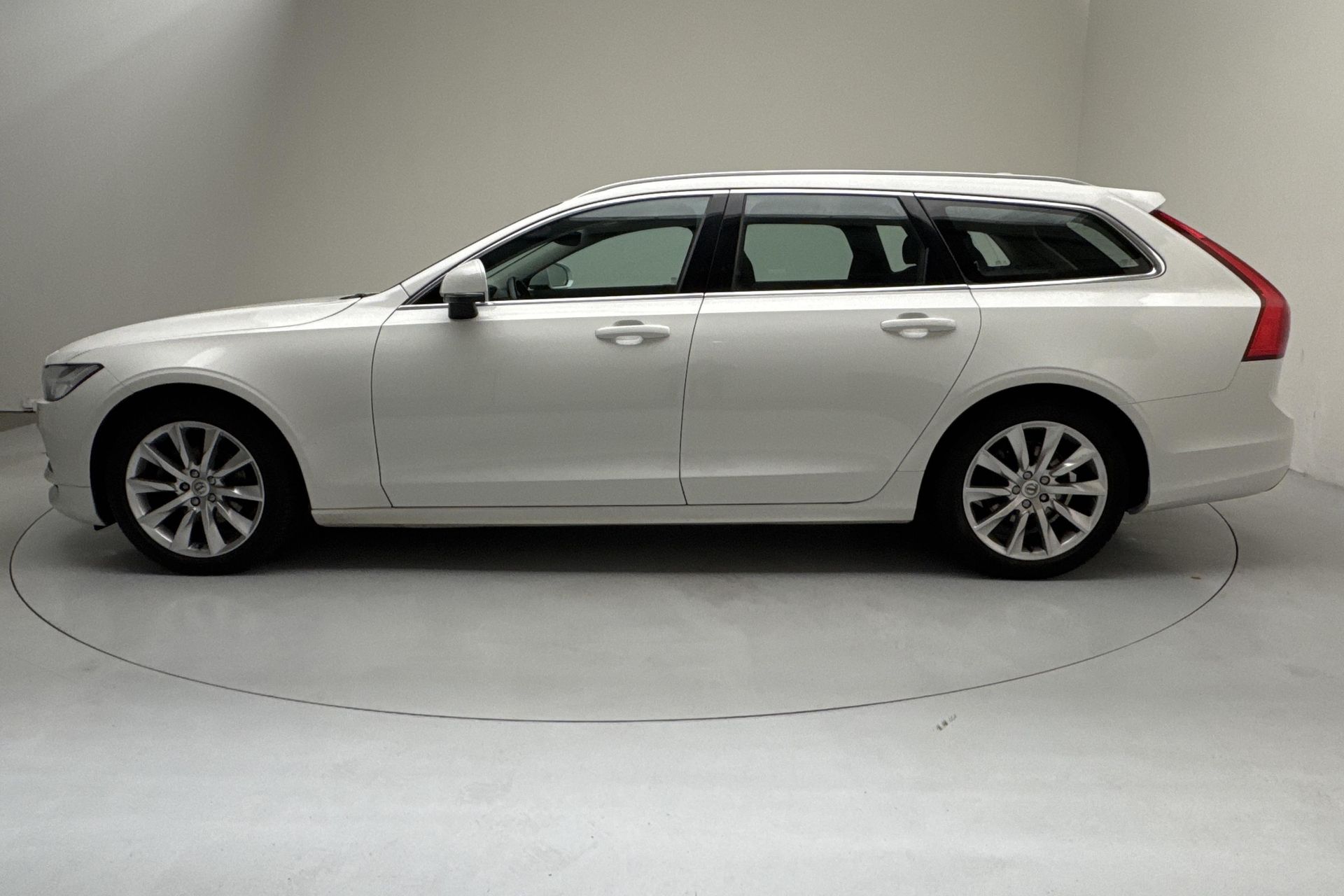 Volvo V90 D4 2020, bild 2/10