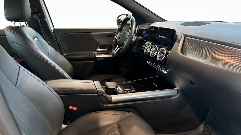 Bild 3 av Mercedes-Benz EQA 250 // Widescreen // Backkamera// Drag