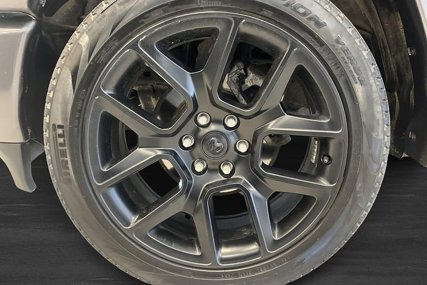 Bild 5 av RAM 1500 Crew Cab 5.7 V8 HEMI Flex Fuel 4x4 NIGHT Hundkåpa