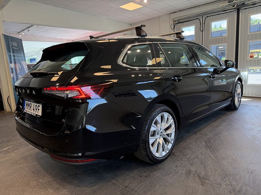 Bild 4 av Škoda Superb iV Kombi Skoda Drag Gps Värmare Massage Carplay 25,7 kWh MOMS