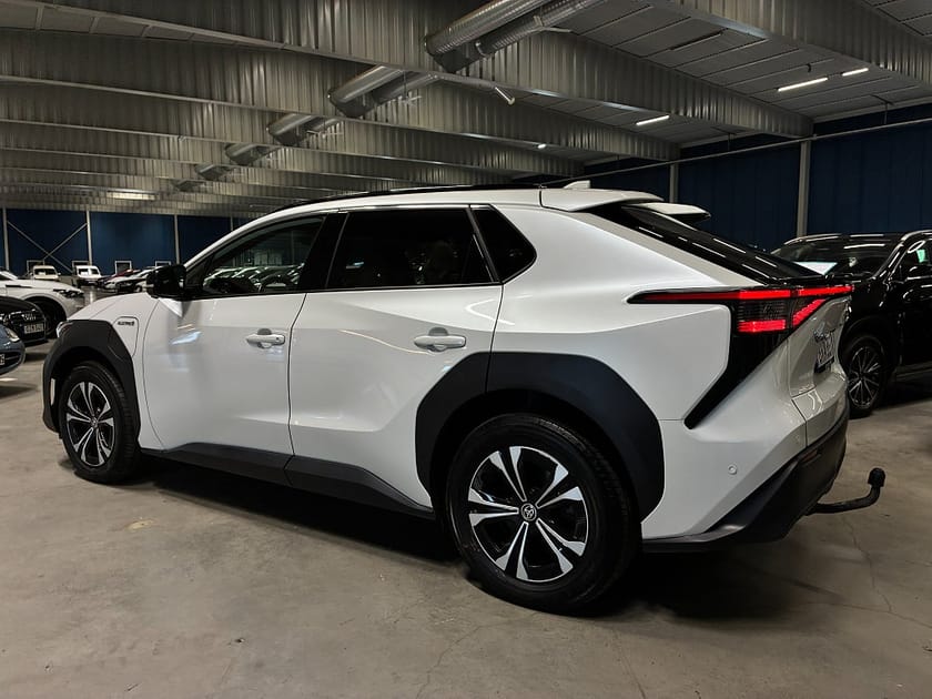 Bild 5 av Toyota bZ4X 71.4 kWh AWD Executive | JBL | 360° kamera | V-hjul
