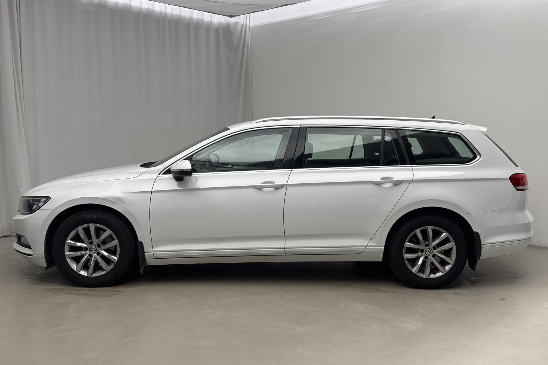 Volkswagen Passat 2019, bild 2/10