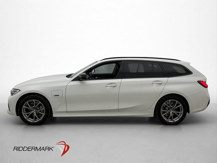 Bild 2 av BMW 330e Touring 292hk Sport Line Navi CarPlay P-Sensorer