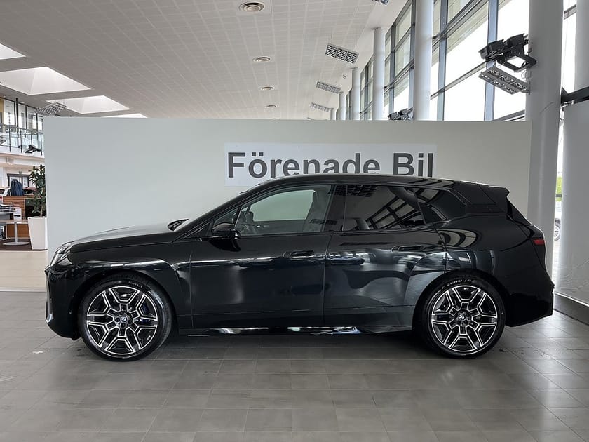 Bild 3 av BMW iX xDrive60 M Sport Panorama B&W Drag Soft Close