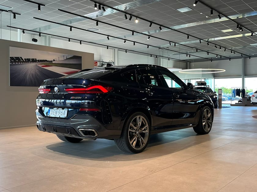 Bild 4 av BMW X6 M50i B&W Pano Sky Lounge Massage D/A Pro Soft Close